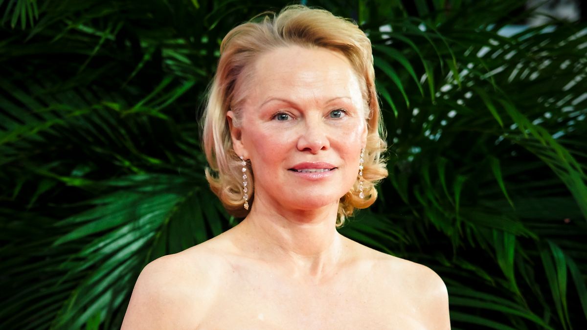 Pamela küsst, Meghan verliert - und irgendwo pafft Helmut