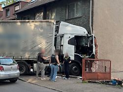 Autos kippen auf die Seite: Lastwagen fährt in Wohnhaus - zwei Tote in Oberhausen
