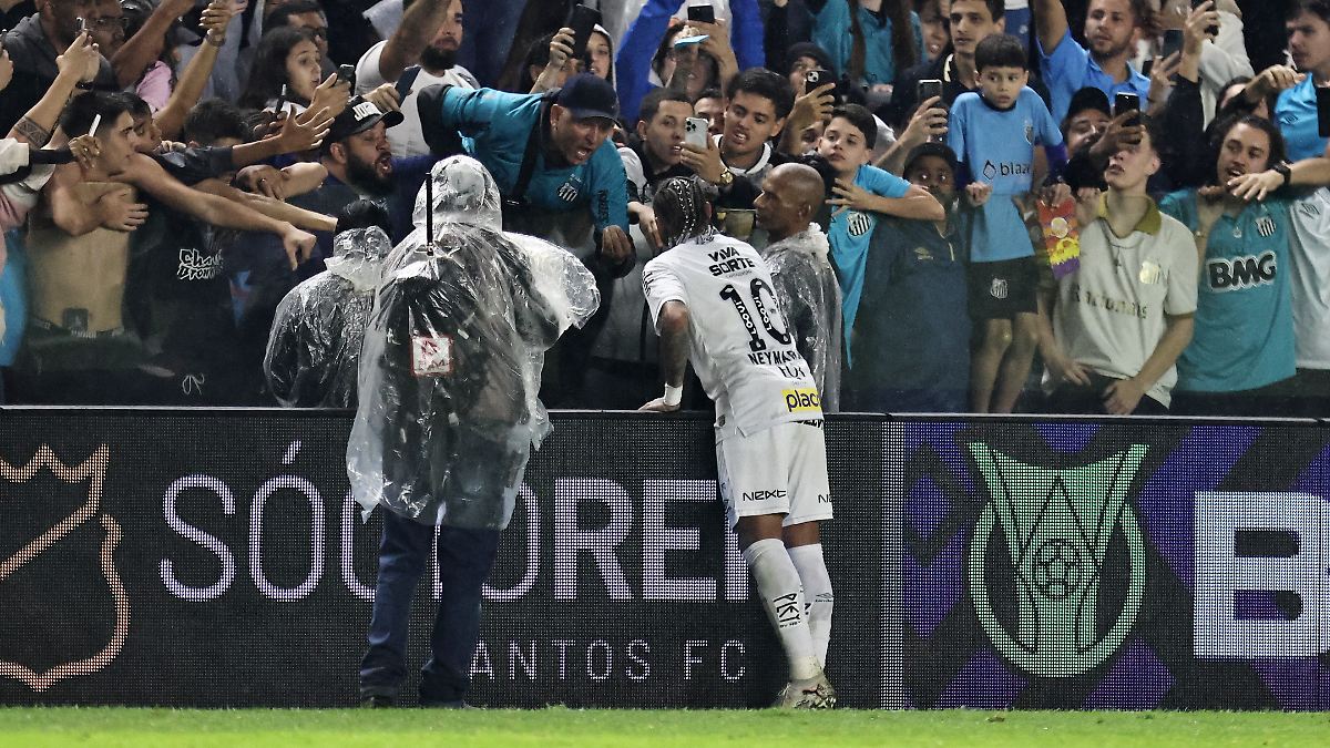 Neymar jubelt über Tor, das keins war - und gerät mit Fan heftig aneinander