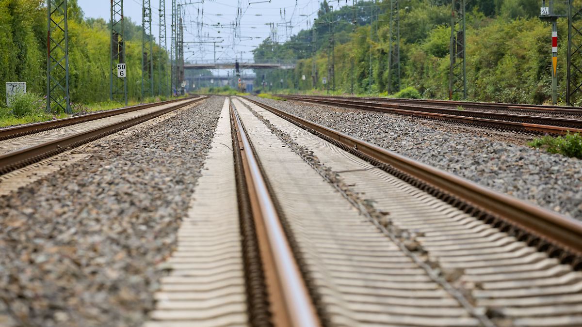 Bahnstrecke Düsseldorf-Duisburg wieder frei