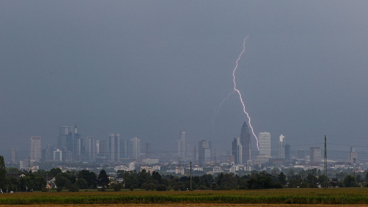 Schwere Unwetter fluten Keller und Straßen in Süddeutschland