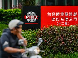 Trump napovedal uvedbo carin na jeklo in polprevodnike v naslednjih tednih