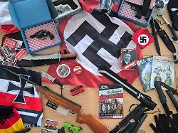 Rechtsextreme Gruppe im Visier: Polizei findet Waffen und Propagandamaterial bei Razzien in Bremen