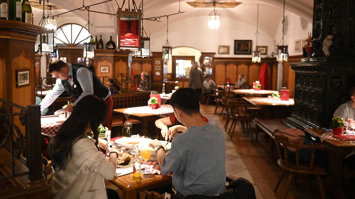 "Rostbraten und Wurstsalat - Wirtshäusern wird die Bude eingerannt"