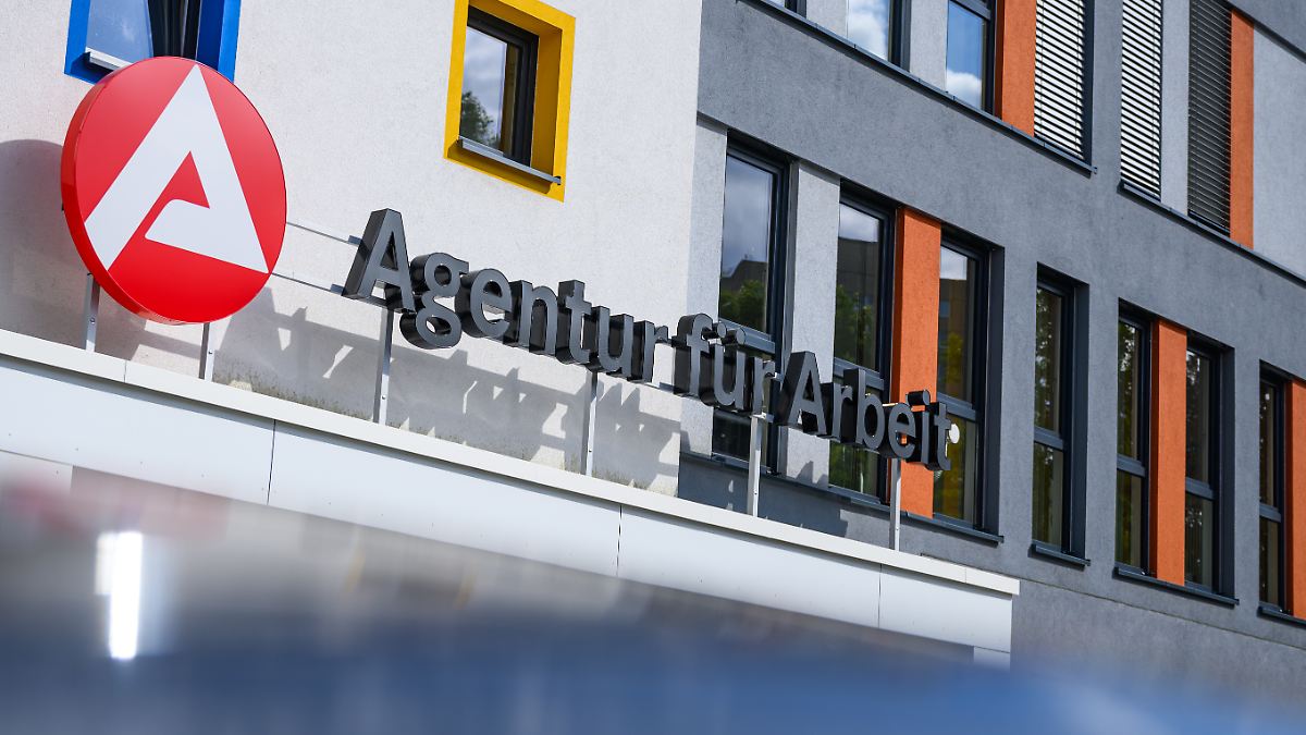 Zahl der Arbeitslosen auf über drei Millionen gestiegen