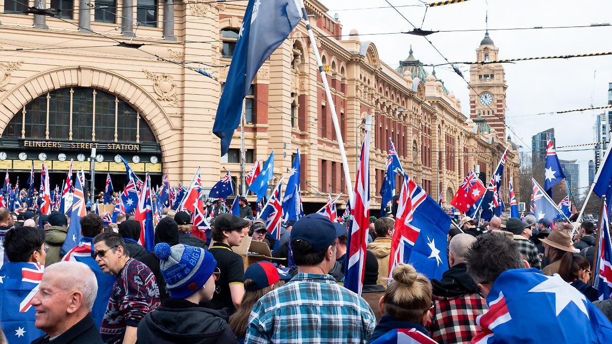 Tausende gehen zu Anti-Migration-Demos in Australien auf die Straße