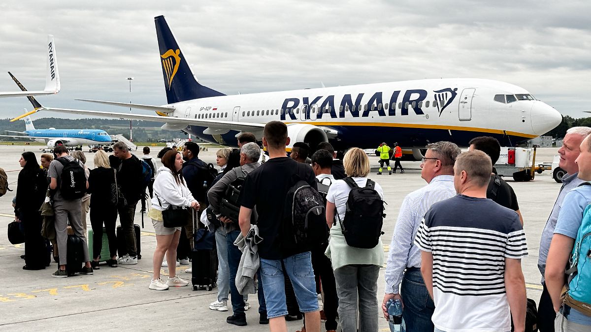 F-r-gro-es-und-schweres-Gep-ck-Flugbegleiter-von-Ryanair-Bonus-f-r-Bodenpersonal-ver-rgert