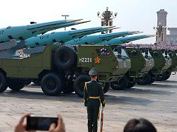 "Zukunft im Luftkrieg": China zeigt bei großer Militärparade neue Waffen