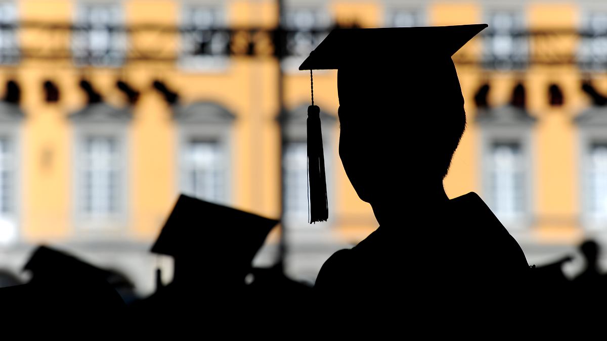 Teppichw-scher-als-Psychologe-Skandal-um-gekaufte-Doktortitel-ersch-ttert-die-T-rkei