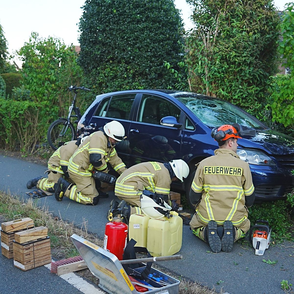 Schwere Verletzungen bei Opfern: Auto erfasst Mutter mit drei Kindern auf Gehweg - n-tv.de
