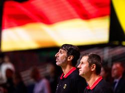 Bei der Basketball-EM: Geschwächter Körper zwingt Bundestrainer Mumbru in die zweite Reihe