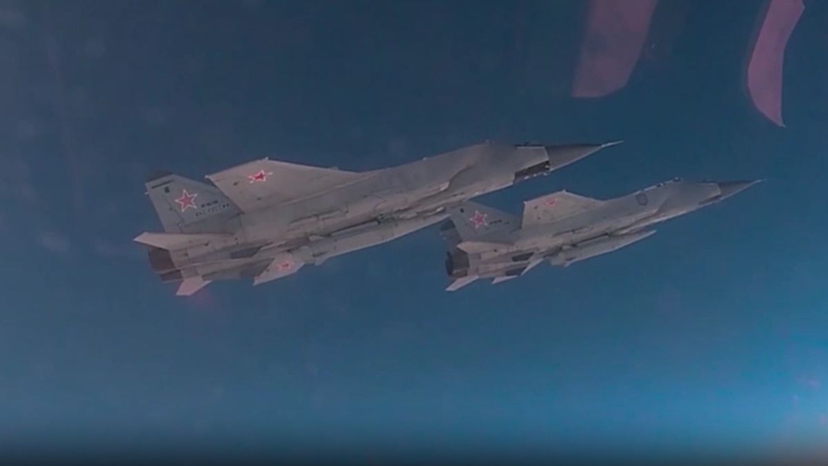 Russische Kampfjets tauchen über der Barentssee auf