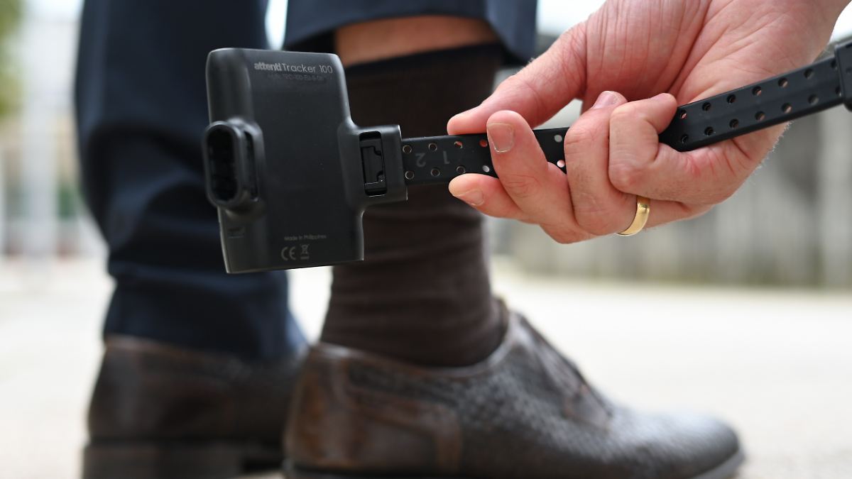 Wie die Fußfessel funktioniert - und was sie bringt