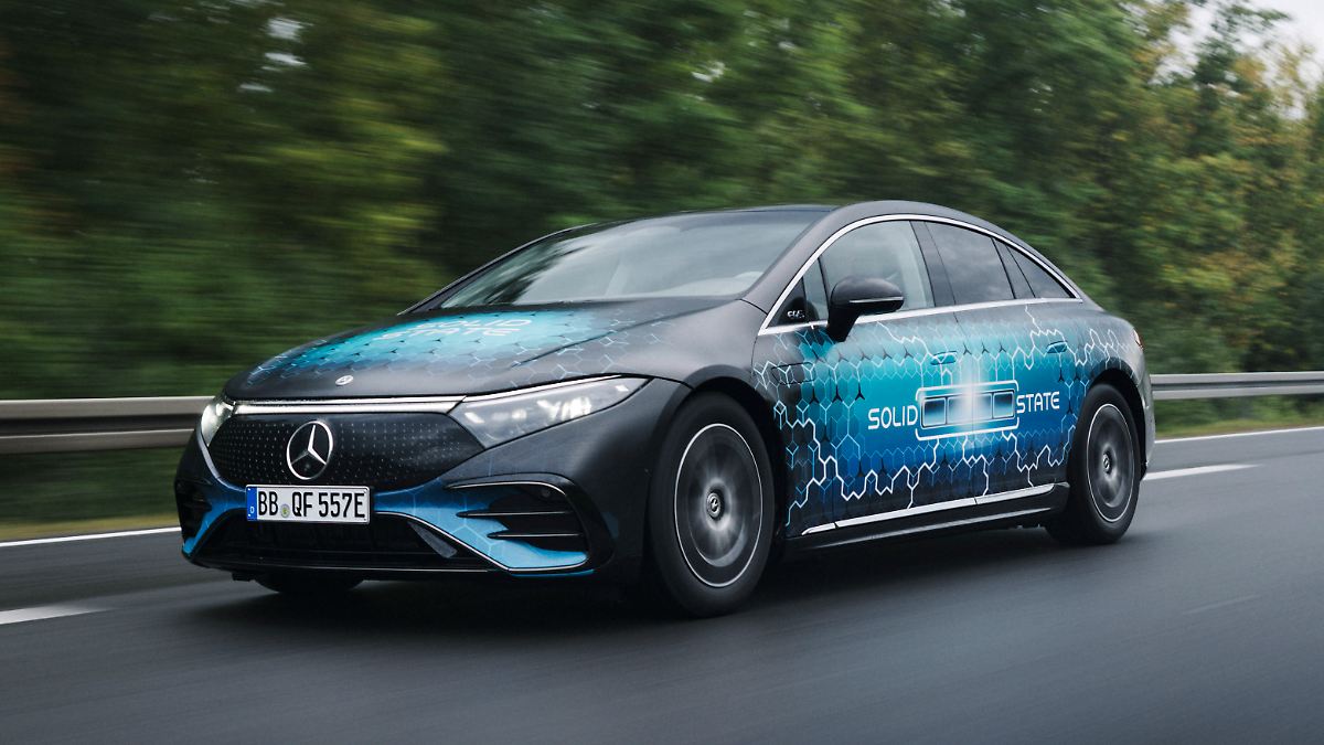 Reichweite-wie-ein-Diesel-Mercedes-erprobt-den-Feststoffakku-im-EQS-1200-Kilometer-ohne-Halt