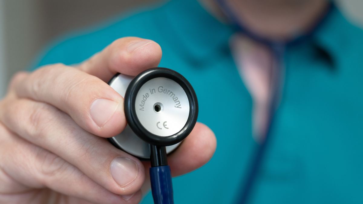 Arzt wegen Tausender fingierter Hausbesuche angeklagt