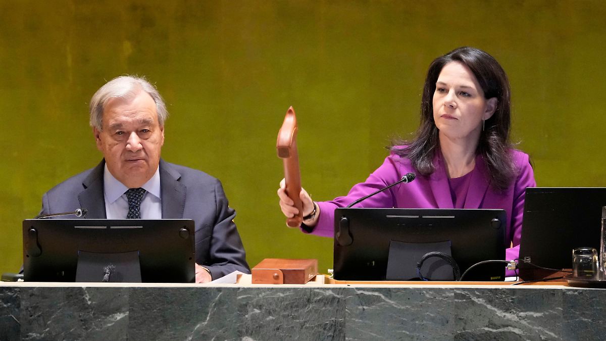 Baerbock schwingt mehrfach den Holzhammer - und kontert Trump