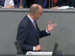 Haushaltsdebatte im Bundestag: Klöckner will Merz helfen - der Kanzler wiegelt dankend ab