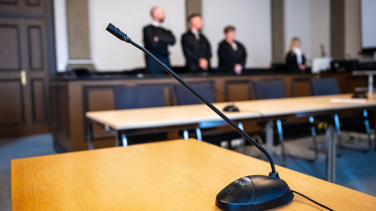 Confession at the start of the trial: Men planned arson attack out of ...