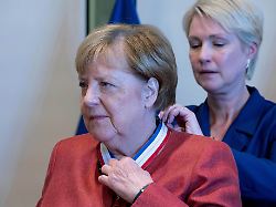 Wohlfühl-Termin in Stralsund: Merkel von Schwesig als "wertvolle Verbündete" geehrt