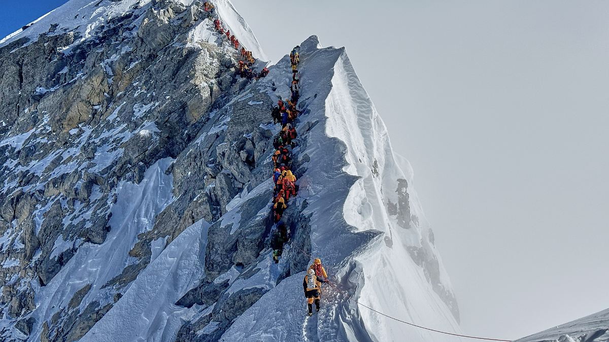 Hunderte am Mount Everest durch Schneesturm eingeschlossen