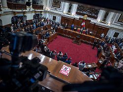 Tiefe politische Krise: Perus Parlament setzt "moralisch ungeeignete" Präsidentin ab