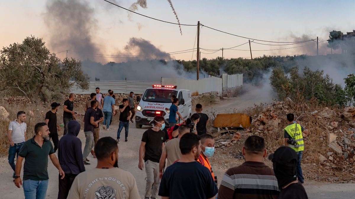 Mit-Steinen-beworfen-AFP-Fotograf-berichtet-von-heftigem-Angriff-israelischer-Siedler