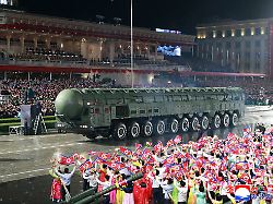 "Stärkstes Waffensystem": Nordkorea zeigt neue Atomrakete bei Militärparade