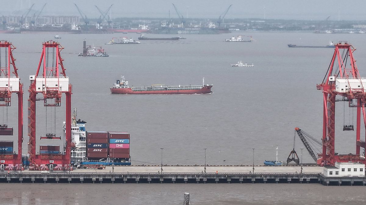 Konflikt-weitet-sich-aus-USA-und-China-berziehen-sich-mit-Geb-hren-f-r-Handelsschiffe