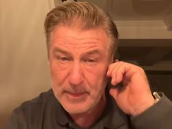 Fahrzeug zu "Schrott" gefahren: Alec Baldwin kracht bei Autounfall gegen Baum