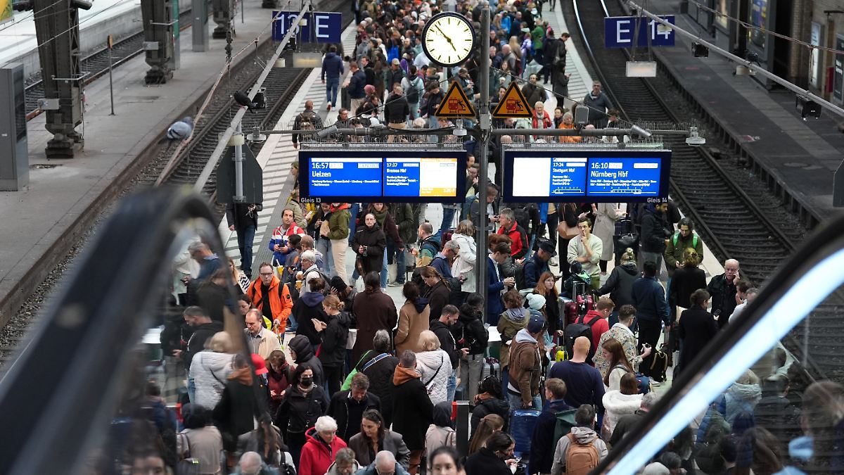 Kabelschaden legt Hamburger Hauptbahnhof lahm