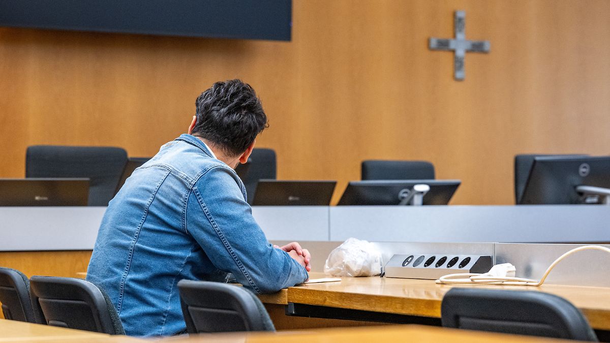 Vater wegen Mordversuchs an dreijähriger Tochter angeklagt