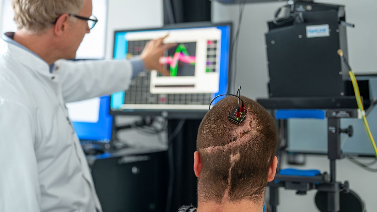 Gehirn eines Gelähmten mit Computer verknüpft