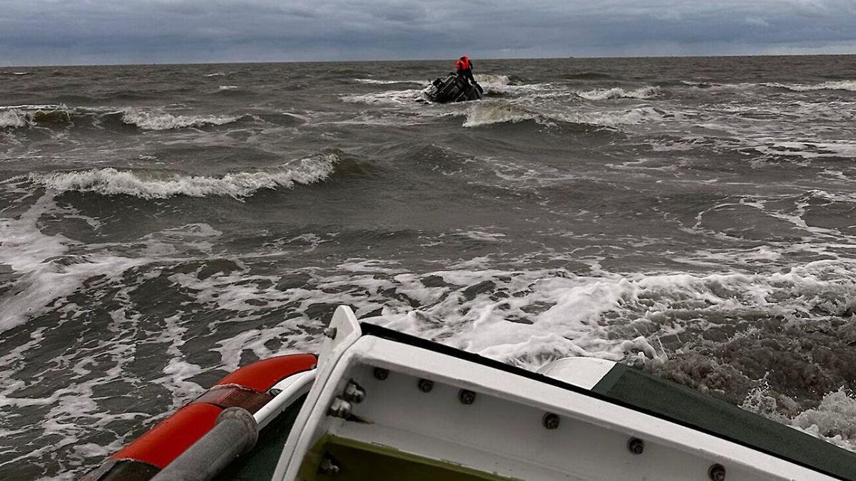 Motorboot gesunken - Marine rettet Männer aus Nordsee