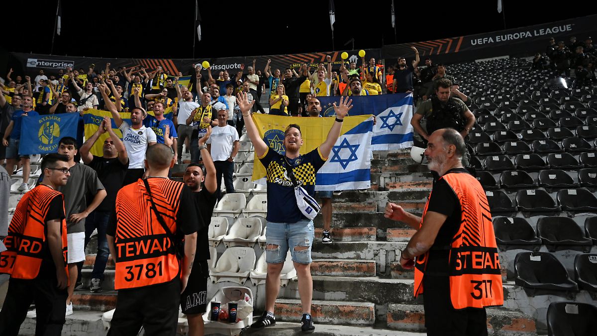 Ex-Geisel und Premierminister rügen Ausschluss von Maccabi-Fans