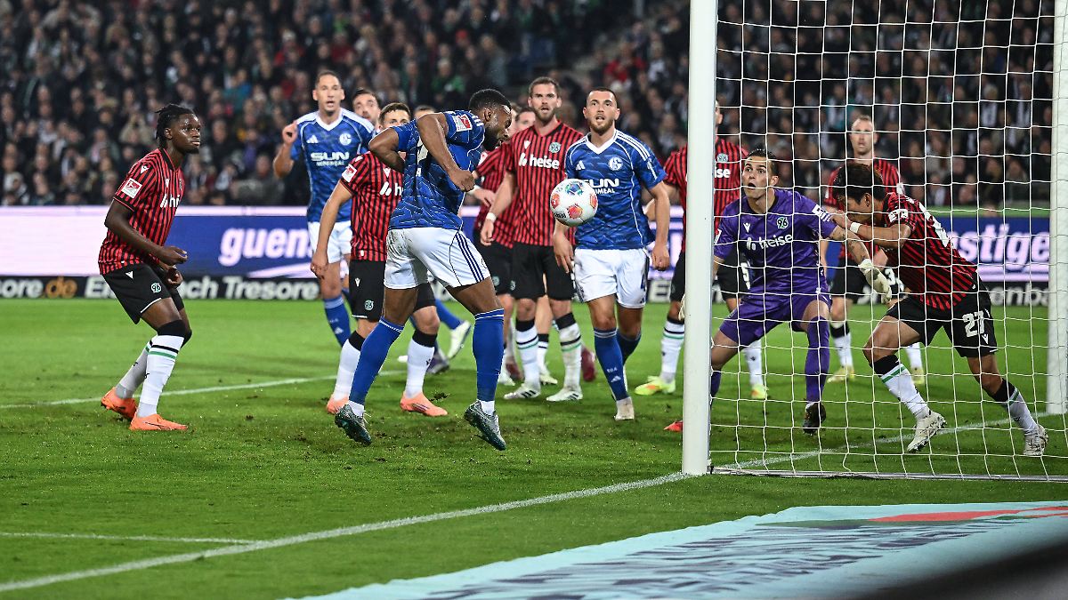 Schalke überrollt Topspiel-Gegner und springt auf Platz eins