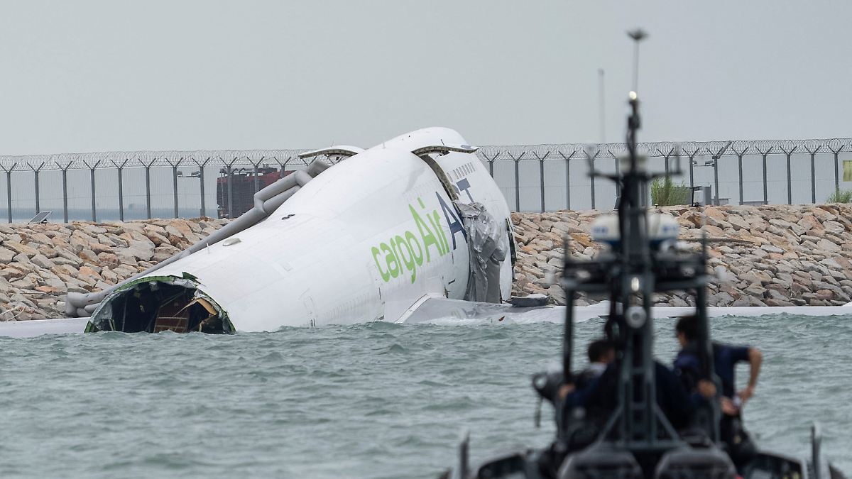 Boeing-Frachtflugzeug stürzt nach Landung ins Meer