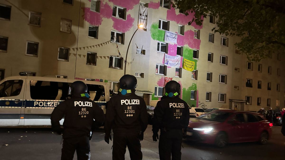 Berliner Polizei rückt zu Räumung besetzter Häuser an
