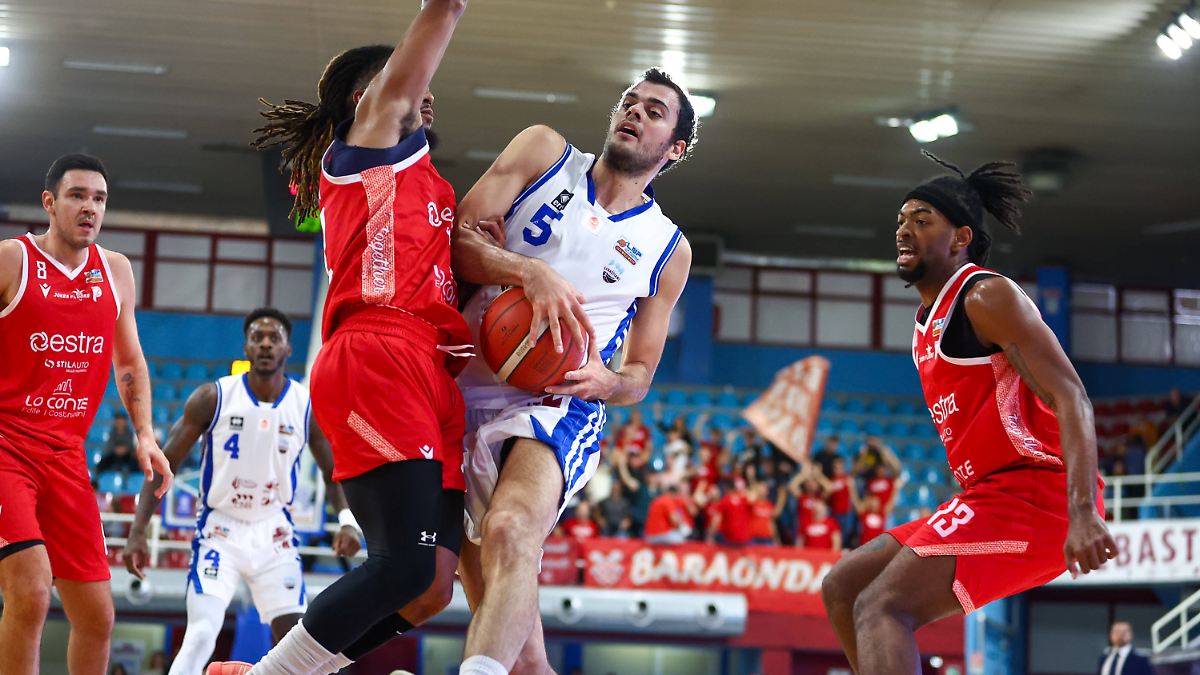 Busfahrer stirbt bei Ziegelsteinangriff auf Basketballfans
