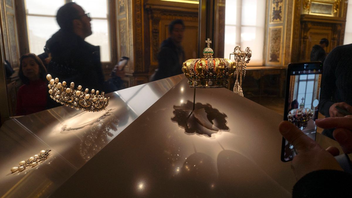 schmuck-bereits-eingeschmolzen-diese-acht-sch-tze-stahlen-die-louvre-einbrecher