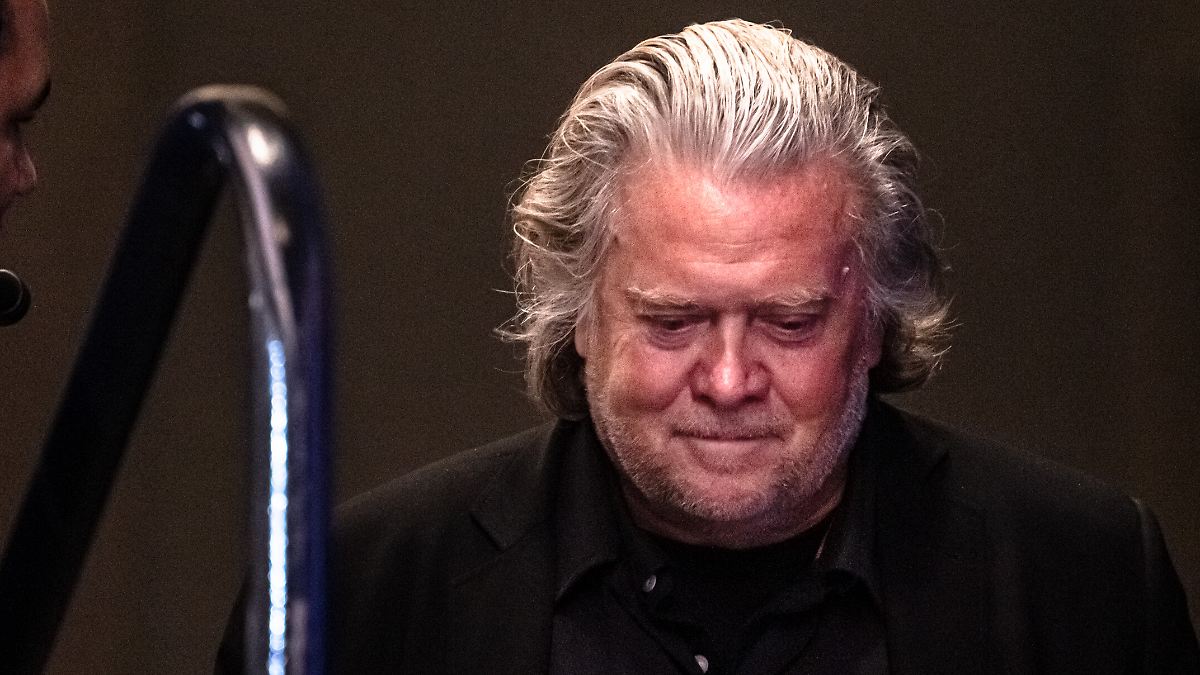 Steven Bannons Strategie ist es, den medialen Raum mit "Scheiße" zu fluten, damit die wahren Absichten nicht offenbar werden. In einem Interview könnte er dies nun erneut versucht haben. Denn er sagt, Trump werde ein drittes Mal US-Präsident. Oder gibt es tatsächlich einen Plan, wie er behauptet? Steven Bannons Strategie ist es, den medialen Raum mit "Scheiße" zu fluten, damit die wahren Absichten nicht offenbar werden. In einem Interview könnte er dies nun erneut versucht haben. Denn er sagt, Trump werde ein drittes Mal US-Präsident. Oder gibt es tatsächlich einen Plan, wie er behauptet?