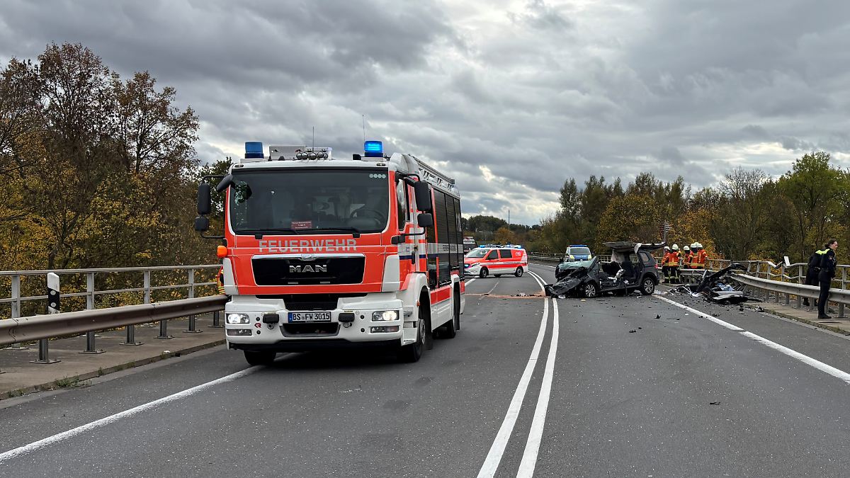 Flüchtete Fahrer vor Kontrolle?: Polizei rätselt nach Frontalcrash mit drei Toten