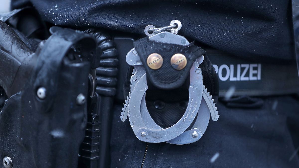 SEK stellt Hunderte Kriegswaffen in Autowerkstatt sicher