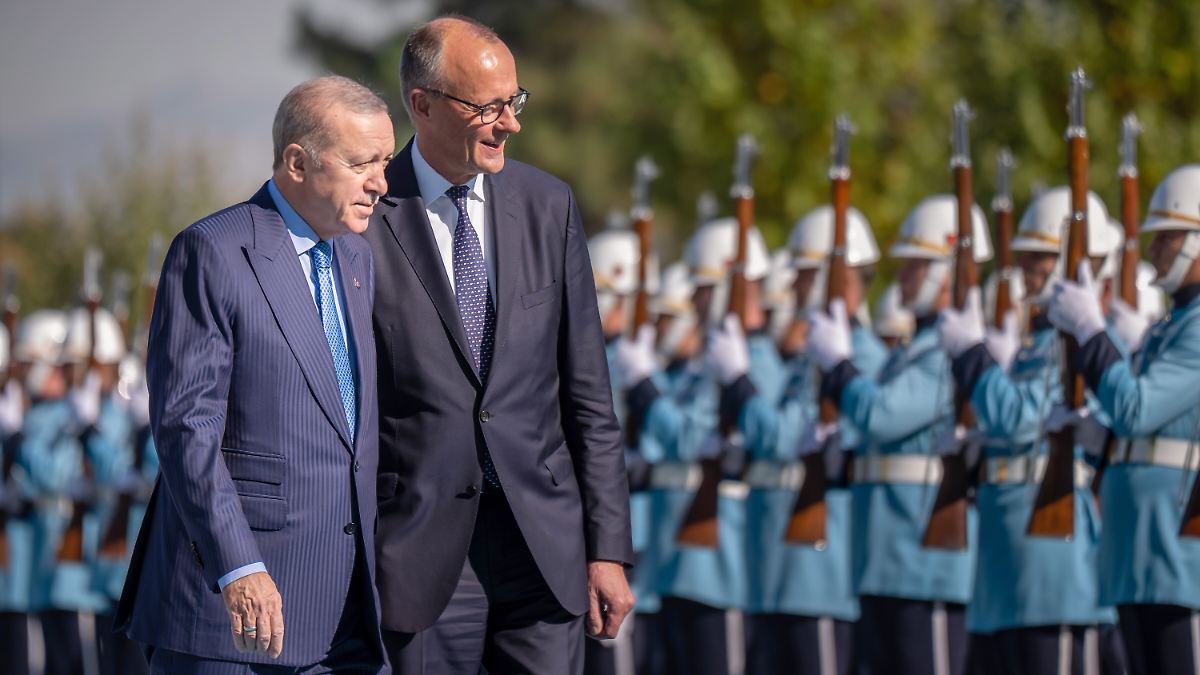 -Sendet-das-falsche-Signal-SPD-und-Gr-ne-kritisieren-Merz-Auftritt-bei-Erdogan-scharf
