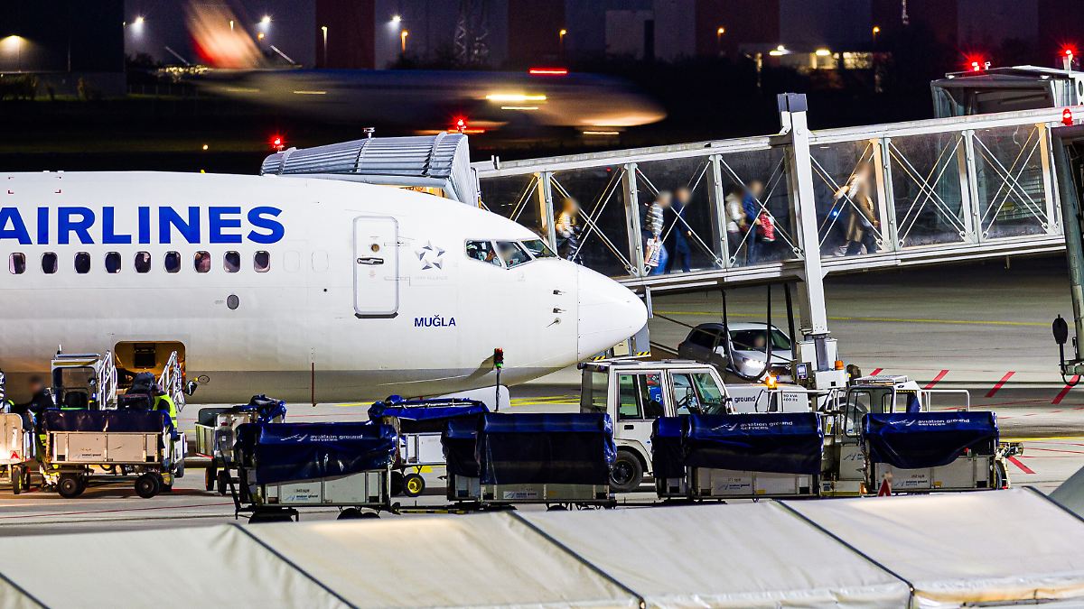 Strenges-Aufnahmeprogramm-Flugzeug-mit-Afghanen-an-Bord-in-Hannover-gelandet