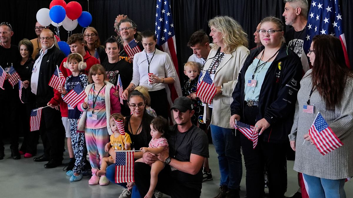 Wei-e-S-dafrikaner-bevorzugt-USA-senken-Fl-chtlingsobergrenze-auf-Rekordtief