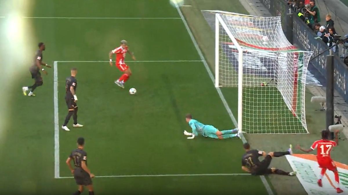 Bayern Striker Misses Key Chance: Shocking Miss?