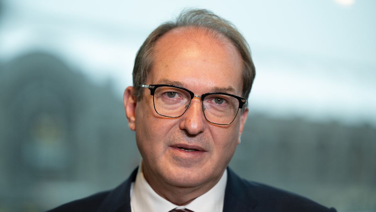 Dobrindt warnt vor Terrorgefahr: "abstrakt, aber dennoch hoch"