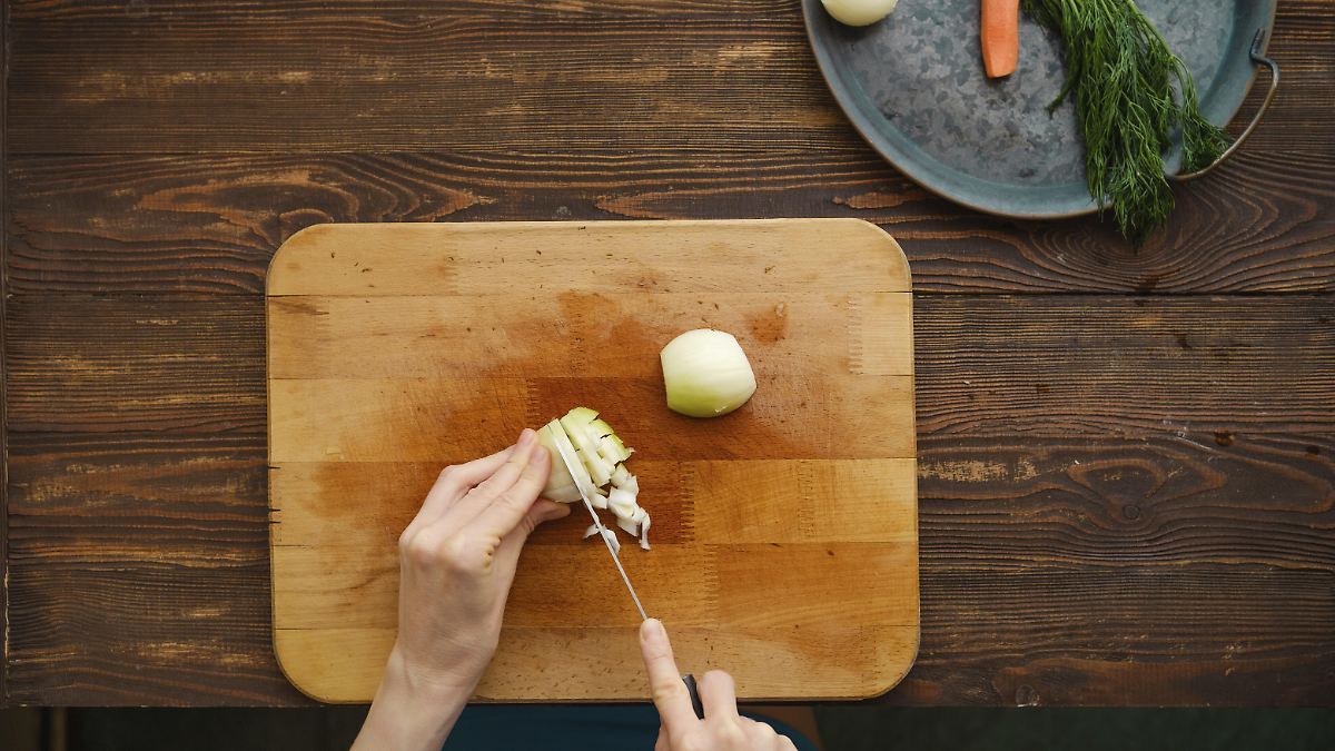 Tränen beim Zwiebelschneiden? Das hilft wirklich