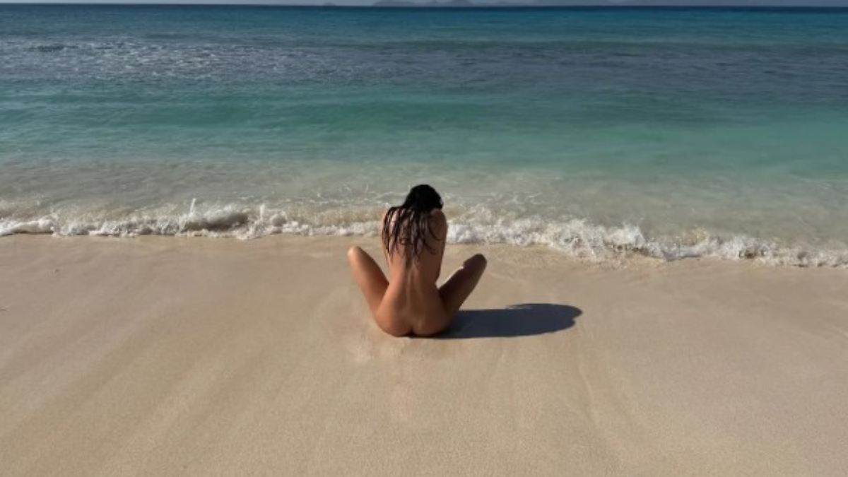 カリブ海でくつろぐ：ケンダル・ジェンナーがビーチで全裸を披露