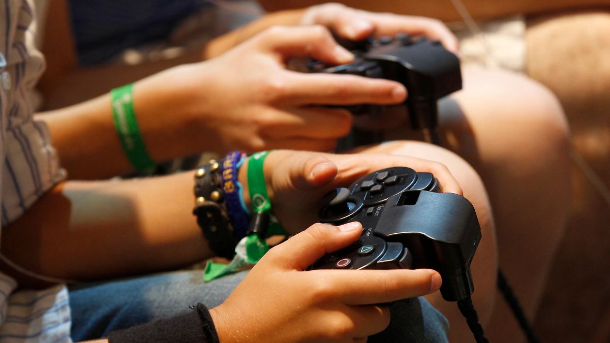 Пара играет. Игры на плейстейшен 4. Компьютерные игры. Играет в приставку 18. Пацан играет в приставку.